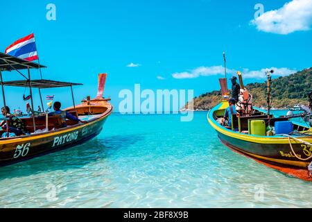 Freedom Beach, Phuket / Thailandia - 16 gennaio 2020: Freedom Beach è la baia più popolare a Phuket, Thailandia Foto Stock