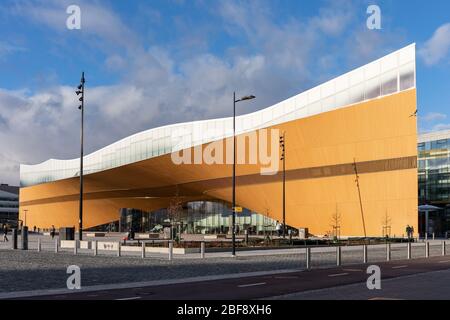 Oodi Library, moderna architettura nordica al sole della sera, a Helsinki, Finlandia Foto Stock