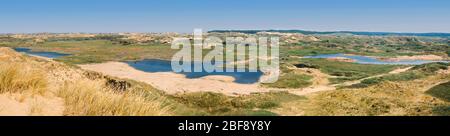 Ainsdale Sand Dunes National Nature Reserve, Formby, Lancashire, North West Coast, UK. Vista panoramica su dune e sdraiati, laghetti, sole luminoso. Foto Stock