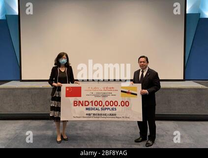 Bandar seri Begawan. 17 Aprile 2020. Yu Hong (L), l'ambasciatore cinese a Brunei, trasferisce le forniture mediche donate dalla regione autonoma cinese di Guangxi Zhuang al ministro del Brunei presso l'Ufficio del primo ministro e secondo ministro delle Finanze e dell'Economia Haji Mohd Amin Liew Abdullah a Bandar seri Begawan, Brunei, 16 aprile 2020. PER ANDARE CON 'Brunei riceve donazioni mediche da Guangxi Cina'. Credit: Xinhua/Alamy Live News Foto Stock