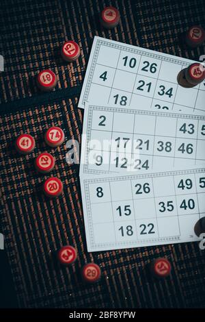 Casinò bingo giocare carte , dadi gioco e numeri su un tavolo di legno Foto Stock