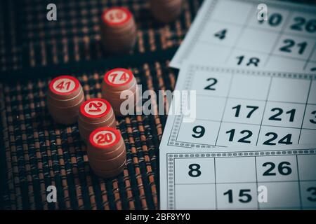 Casinò bingo giocare carte , dadi gioco e numeri su un tavolo di legno Foto Stock
