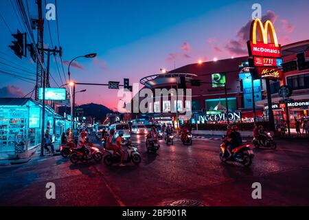 Bangla Road si trova a Patong Beach, la destinazione più popolare di Phuket, Thailandia Foto Stock