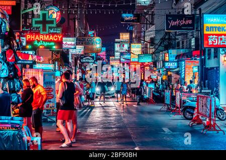 Bangla Road si trova a Patong Beach, la destinazione più popolare di Phuket, Thailandia Foto Stock