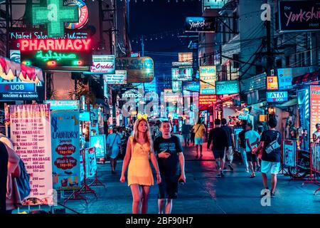 Bangla Road si trova a Patong Beach, la destinazione più popolare di Phuket, Thailandia Foto Stock