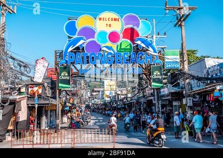 Bangla Road, Patong Beach, Phuket / Thailandia - 15 gennaio 2020: Bangla Road è a Patong Beach, è la destinazione più popolare a Phuket Foto Stock