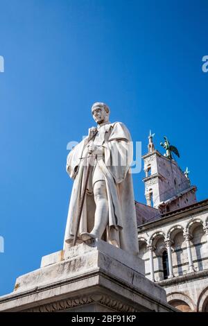 Una statua di Francesco Burlamacchi in Piazza San Michele fuori dalla chiesa di San Michele in Foro, Lucca Foto Stock