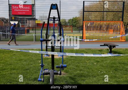 Leicester, Leicestershire, Regno Unito. 17 aprile 2020. I cordoni della polizia fuori di una palestra esterna e di ricreazione nella zona di St MatthewÕs durante il blocco pandemico del coronavirus. Credit Darren Staples/Alamy Live News. Foto Stock