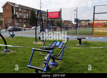 Leicester, Leicestershire, Regno Unito. 17 aprile 2020. I cordoni della polizia fuori di una palestra esterna e di ricreazione nella zona di St MatthewÕs durante il blocco pandemico del coronavirus. Credit Darren Staples/Alamy Live News. Foto Stock