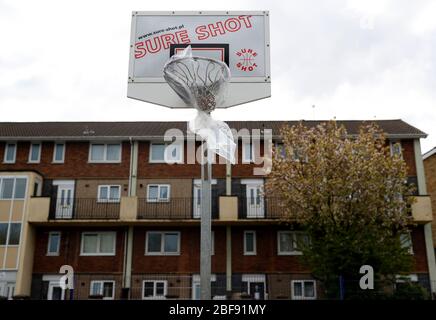 Leicester, Leicestershire, Regno Unito. 17 aprile 2020. Una rete di pallacanestro è chiusa in una palestra esterna e area ricreativa nella zona di St MatthewÕs durante il blocco pandemico coronavirus. Credit Darren Staples/Alamy Live News. Foto Stock