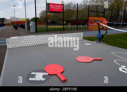 Leicester, Leicestershire, Regno Unito. 17 aprile 2020. Un tavolo da ping pong è a disposizione in una palestra all'aperto e nell'area ricreativa della zona di St MatthewÕs durante il blocco dei pandemici coronavirus. Credit Darren Staples/Alamy Live News. Foto Stock