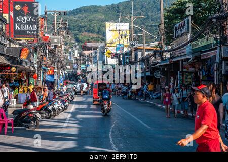 Bangla Road, Patong Beach, Phuket / Thailandia - 15 gennaio 2020: Bangla Road è a Patong Beach, è la destinazione più popolare a Phuket Foto Stock