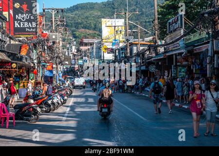 Bangla Road, Patong Beach, Phuket / Thailandia - 15 gennaio 2020: Bangla Road è a Patong Beach, è la destinazione più popolare a Phuket Foto Stock