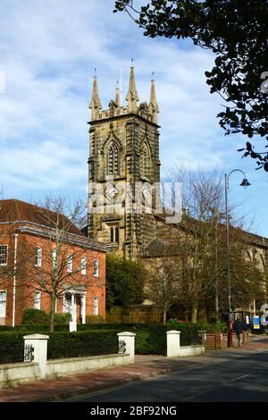 Vista lungo Church Road verso la chiesa della Santissima Trinità, ora sede del Trinity Arts Center, Royal Tunbridge Wells, Kent, Inghilterra Foto Stock