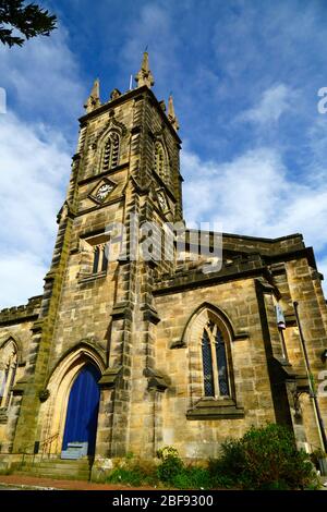 Vista lungo Church Road verso la chiesa della Santissima Trinità, ora sede del Trinity Arts Center, Royal Tunbridge Wells, Kent, Inghilterra Foto Stock