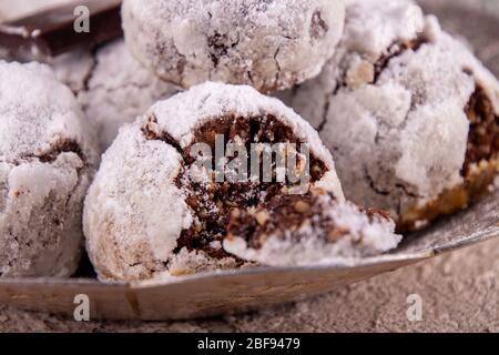 Tradizionali di Natale al cioccolato mandorle snowballs cookies biscotti ricoperta di zucchero a velo di polvere. Il tè russo Torte, messicano Wedding Cookies, Butterballs. Foto Stock