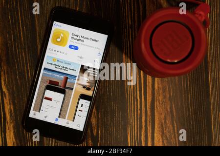 Los Angeles, California, USA - 16 aprile 2020: Primo piano della vista dall'alto del logo Sony Music Center SongPal. Icona App Store visibile sul display del telefono Foto Stock