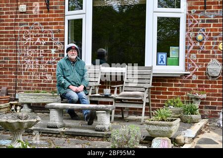 Coronavirus. Rimani a casa. Proteggere l'NHS, salvare vite umane. Un nonno siede davanti ai messaggi della sua nipote che non riesce a vedere a causa della pandemia del coronavirus. Sidcup, Kent. REGNO UNITO Foto Stock