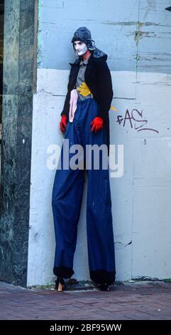 Walking Tall, un uomo su palafitte con pantaloni blu, Perth, Australia, luglio 1995 Foto Stock