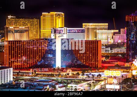 LAS VEGAS, NEVADA - 23 FEBBRAIO 2020: Vista serale dall'alto di Las Vegas con luci e hotel con casinò. Foto Stock