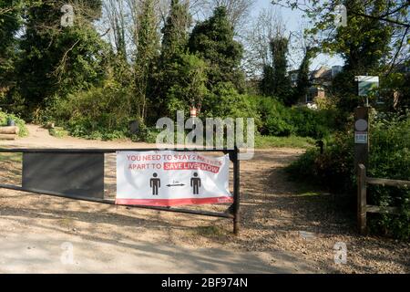 Accedi a North London (Parkland Walk) percorso naturalistico dopo il blocco per combattere Covid 19. Aprile 2020. Foto Stock