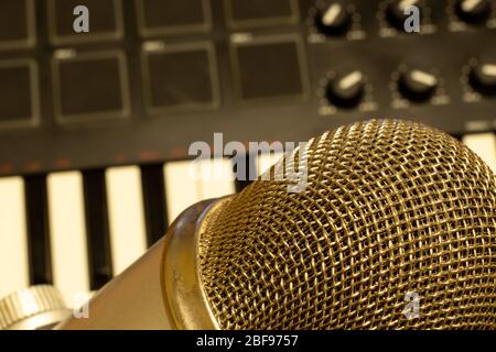 Vista dall'alto dello spazio di lavoro del produttore musicale. Microfono con primo piano della tastiera Foto Stock