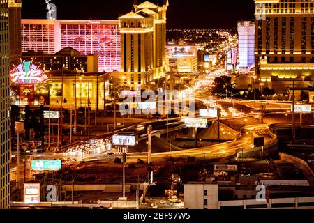 LAS VEGAS, NEVADA - 23 FEBBRAIO 2020: Vista serale dall'alto di Las Vegas con luci e hotel con casinò. Foto Stock