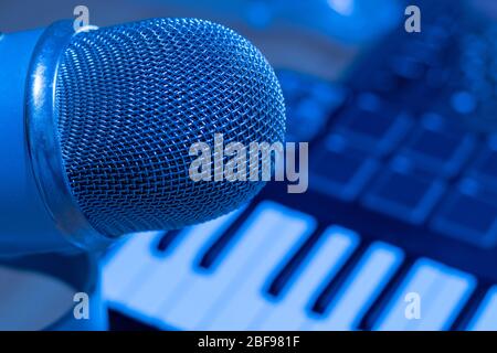 Microfono da primo piano in studio musicale con sintetizzatore professionale Foto Stock