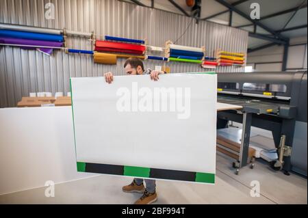 L'operatore del tecnico addetto alla stampa lavora in una grande sala stampa digitale e in un ufficio di stampa con molti tipi diversi di macchina Foto Stock