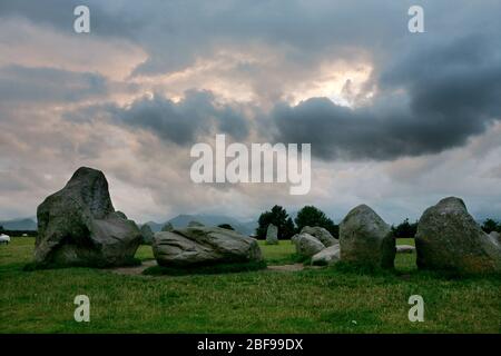 Castlerigg Stone Circle vicino a Keswick, Cumbria, Inghilterra, Regno Unito, in una serata di tempesta Foto Stock