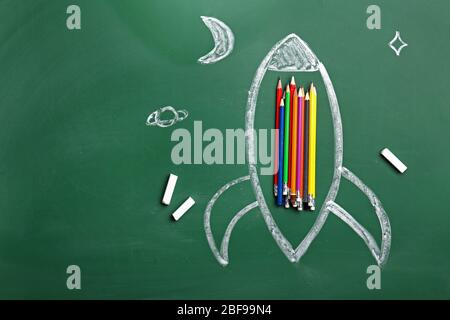 Razzo disegnato con matite su sfondo colorato Foto Stock