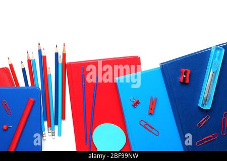 Forniture scolastiche su sfondo bianco Foto Stock