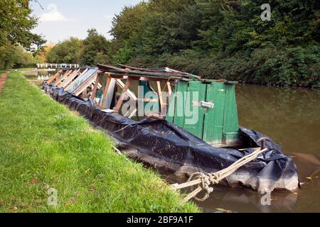Inghilterra, Buckinghamshire, barca a vela sul Canal Grande Union vicino a Pitstone Wharf Foto Stock