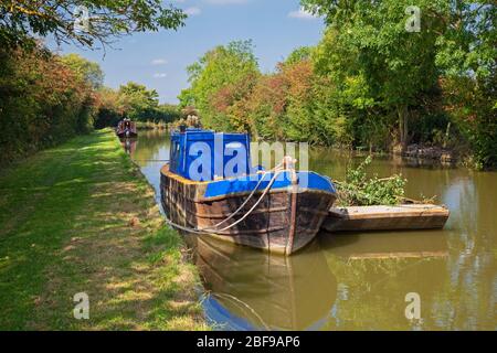 Inghilterra, Buckinghamshire, barca di manutenzione 'Orca' ormeggiata sul Canal Grande Union vicino a Slapton Foto Stock