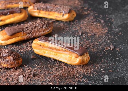 Gustose leclairs di cioccolato su sfondo scuro Foto Stock