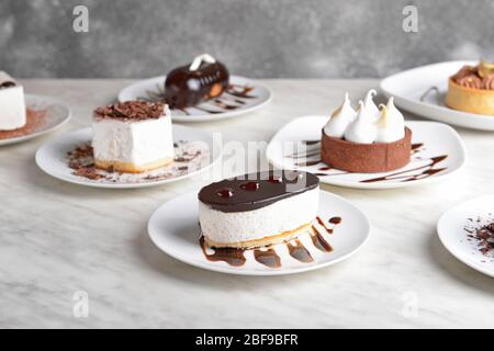 Gustose torte su tavolo bianco Foto Stock