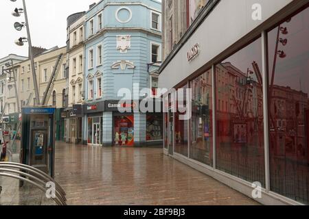 Cork, Irlanda. 17 Aprile 2020. I rivenditori che sentono l'impatto di Covid-19, Cork City. Debenhams e Oasis, due rivenditori di sughero città hanno chiuso finora a causa degli effetti devastanti di Covid-19. Credit: Damian Coleman/Alamy Live News Foto Stock