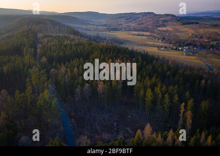 Piccolo villaggio tra terreni agricoli e spazio forestale - bellissimo paesaggio primaverile vicino a Batorówek, Table Mountains, Polonia. Vista dell'area Foto Stock