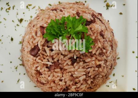 Mucchio di riso gallo pinto con prezzemolo sul piatto vista ravvicinata Foto Stock