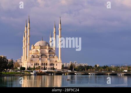 Moschea centrale di Adana Sabanci, Turchia. Giornata di sole e cielo blu. Foto Stock