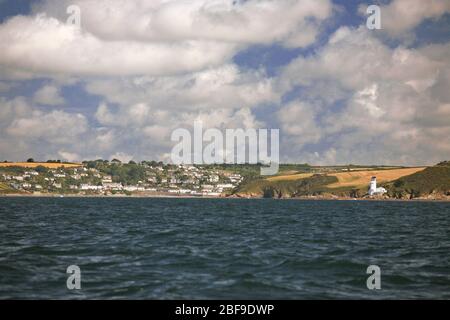 L'ingresso a Carrick Roads, con St Mawes avanti, e il faro su St Anthony testa a tribordo: Cornovaglia, Inghilterra, Regno Unito Foto Stock