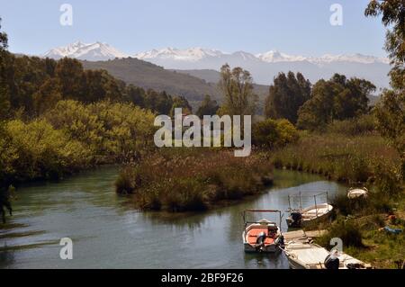 Vista da un ponte a Georgioupolis, Creta. Foto Stock