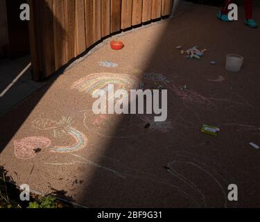 Dettaglio dei disegni in gesso dei bambini sul marciapiede. Goldsmith Street, Norwich, Regno Unito. Architetto: Mikhail Riches, 2019. Foto Stock