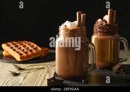 Vasetti di cioccolato caldo Mason a tavola Foto Stock