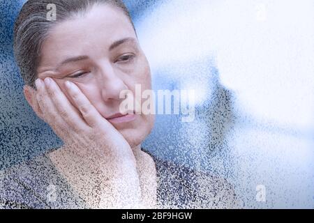 Fibromialgia sintomo affaticamento: Donna esausta che si addormenta in ufficio, dispersione di particelle effetto. Foto Stock