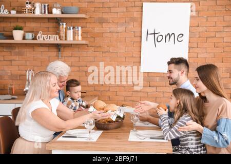 Grande famiglia che cena insieme in cucina Foto Stock