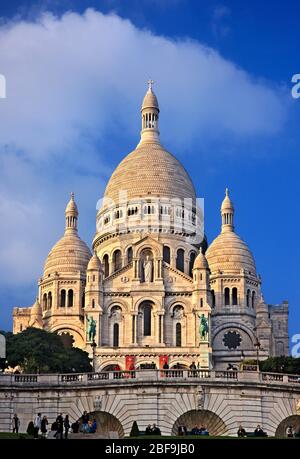 La Basilica del Cœur Sacro cuore, conosciuta semplicemente come 'Sacré-Cœur' a Montmartre, Parigi, Francia. Foto Stock