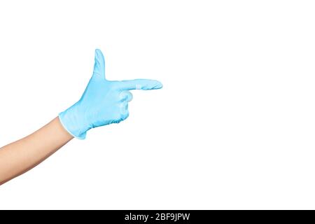 Cartello con la mano con la pistola. Mano in un guanto in lattice monouso blu isolato su bianco. Gesto della mano della donna o segno isolato su bianco. Spazio di copia Foto Stock