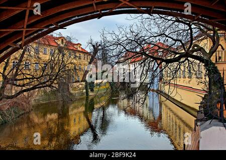 Vista del canale di Certovka (conosciuto anche come 'il flusso del male'), sotto il Ponte Carlo, tra l'isolotto di Kampa e Mala Strana, Praga, Repubblica Ceca. Foto Stock