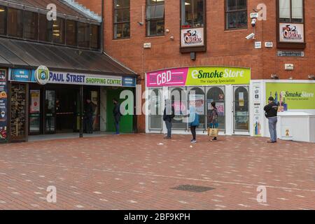 Cork, Irlanda. 17 Aprile 2020. Forte pioggia a Cork City. Coda per Tesco Paul Street. Una città vuota di Cork oggi sia dalla chiusura che dalle previsioni di pioggia pesante durante il giorno, chiunque che abbia dovuto sfidare la città oggi è stato incontrato con le docce torrenziali. Credit: Damian Coleman/Alamy Live News Foto Stock